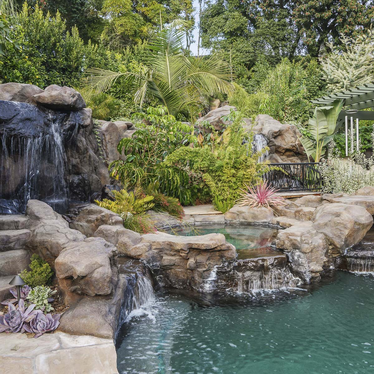 Cliffside vanishing-edge pool in Rancho Palos Verdes